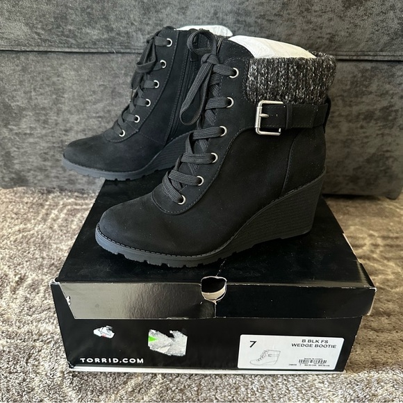 NWT Torrid Wedge Booties Faux Suede Sweater Trim Black 7WW - Picture 1 of 5